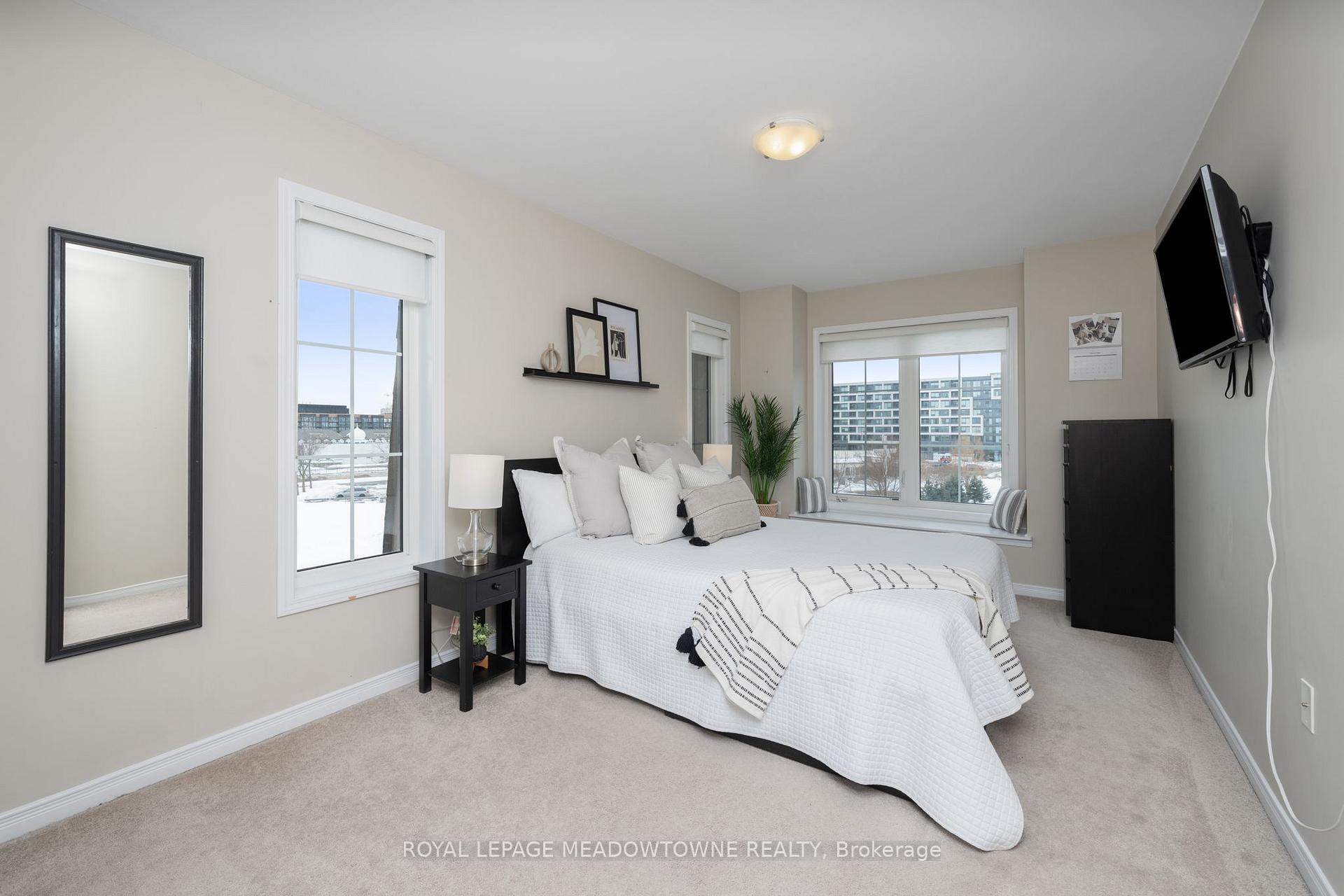 3 Bedrooms Condo at 2441 Greenwich, Oakville For sale