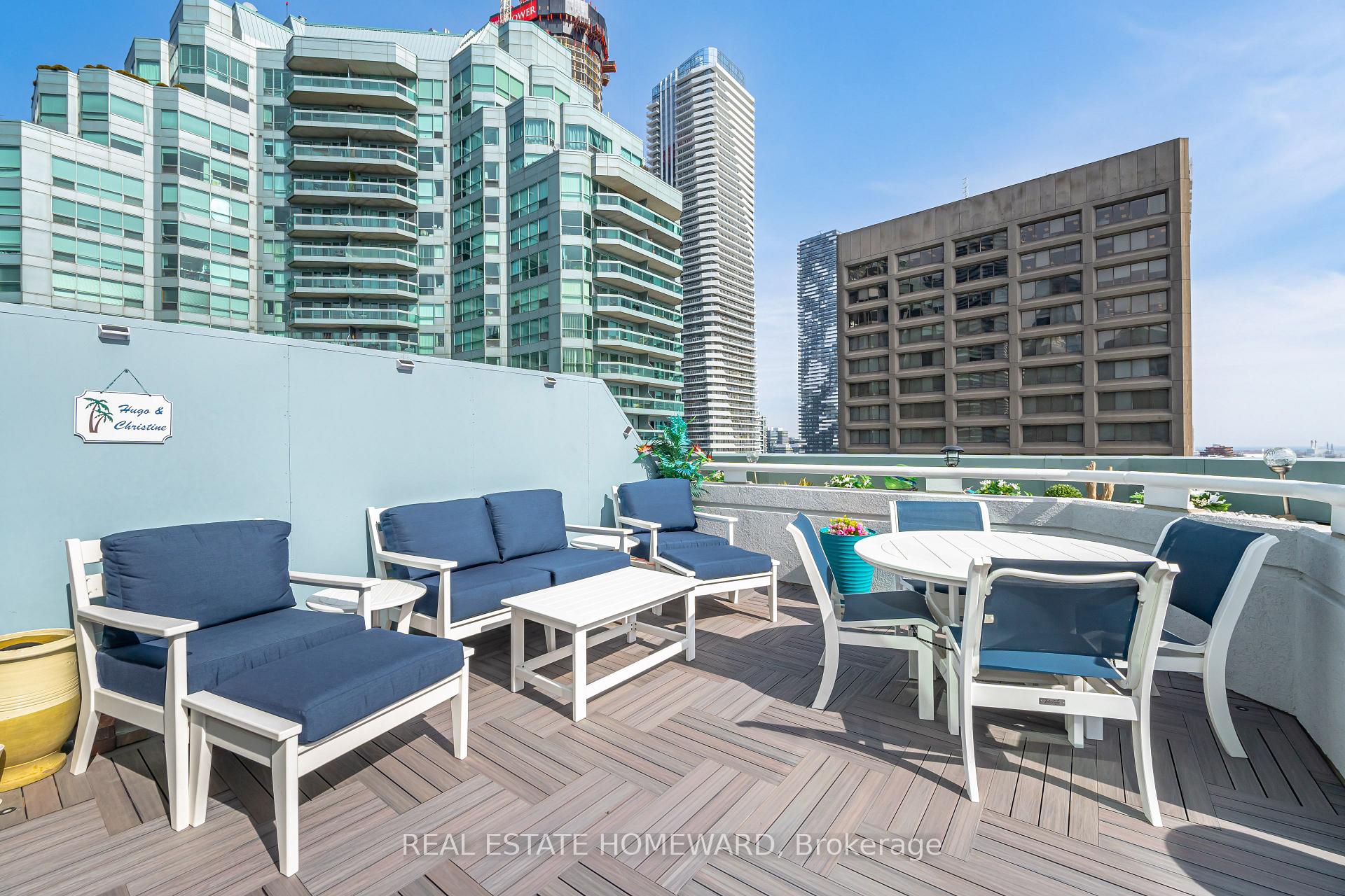 3 Bedrooms Condo at 10 Queens,  Toronto For sale