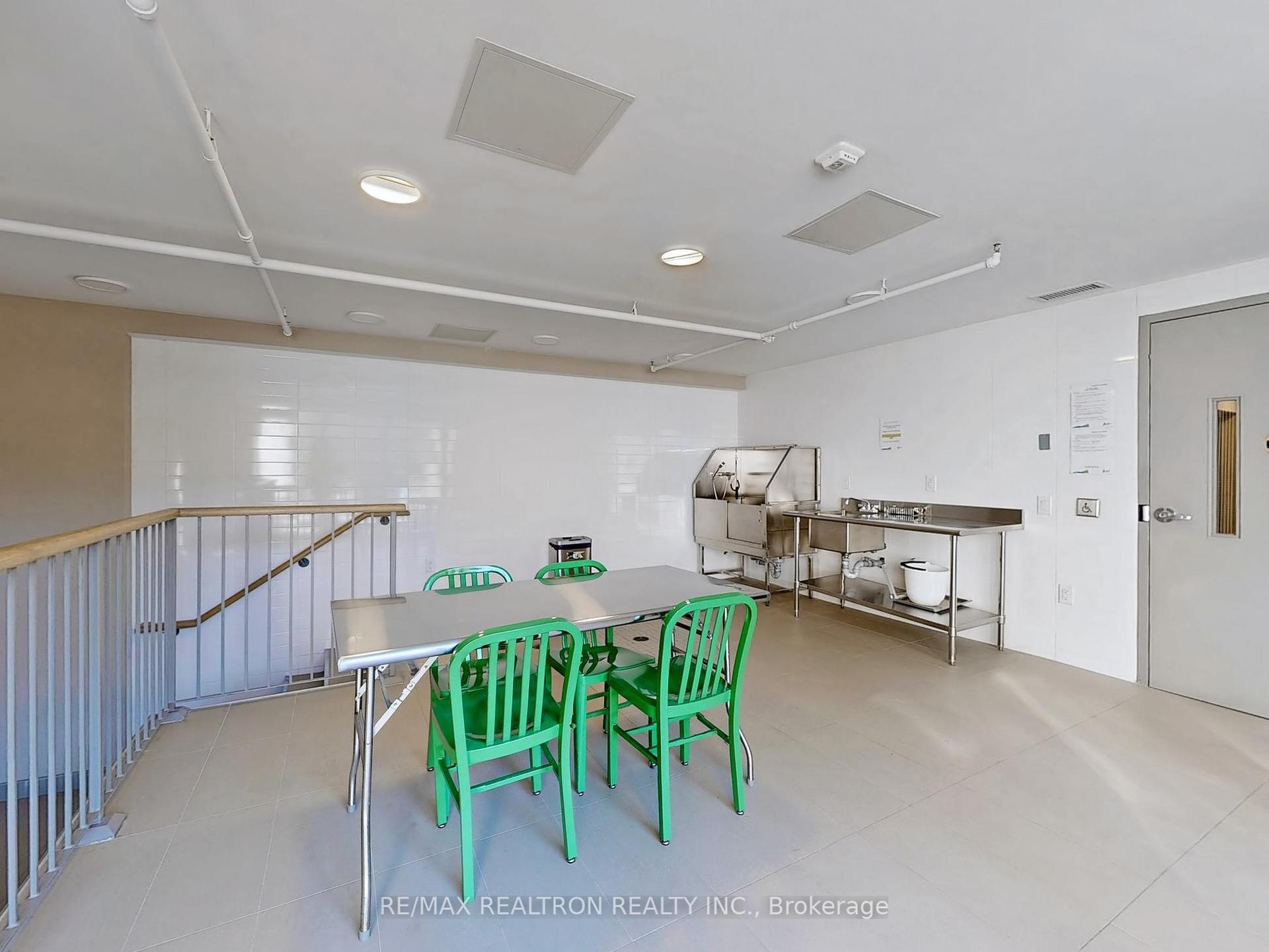 2 Bedrooms Condo at 160 Canon Jackson, Toronto For sale