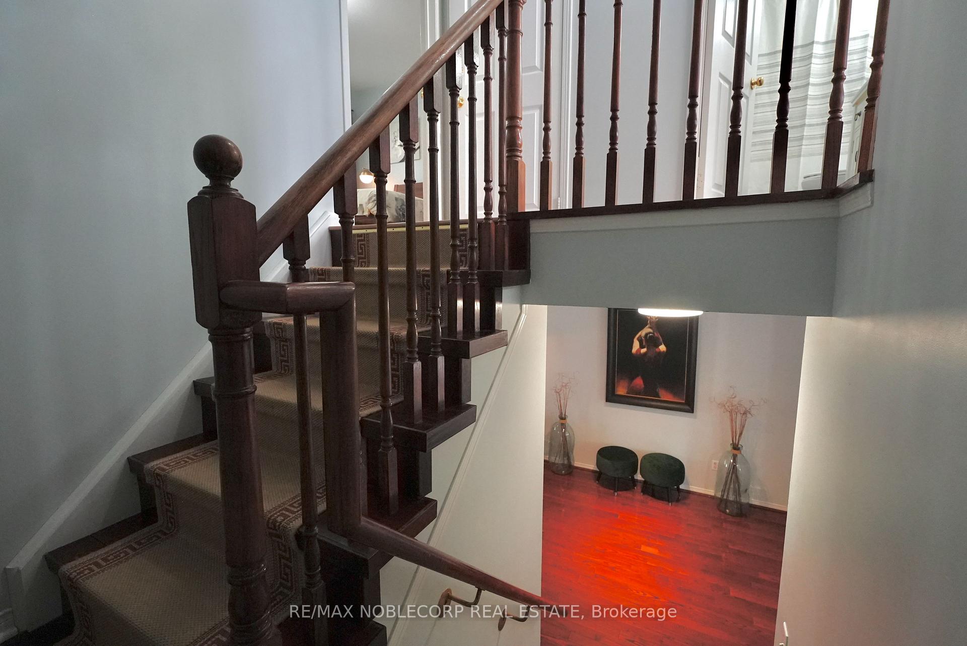 4 Bedrooms Condo at 17 Overlea, Toronto For sale