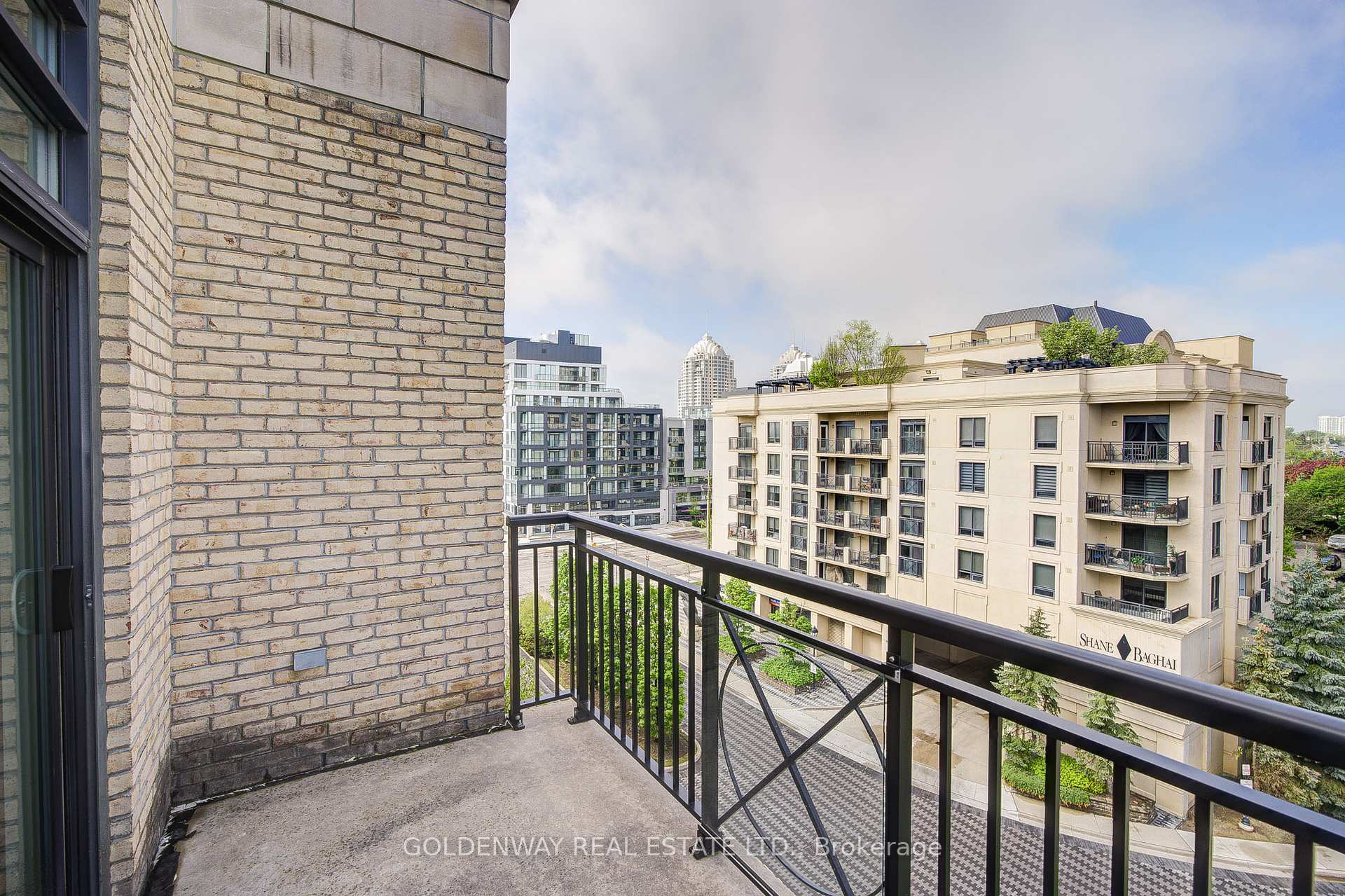 2 Bedrooms Condo at 676 Sheppard, Toronto For sale