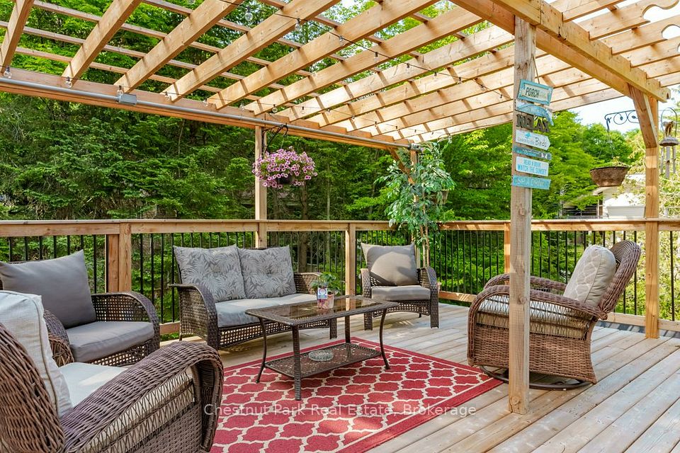 256 WOODLAND Drive, Huntsville, ON P1H 1A6