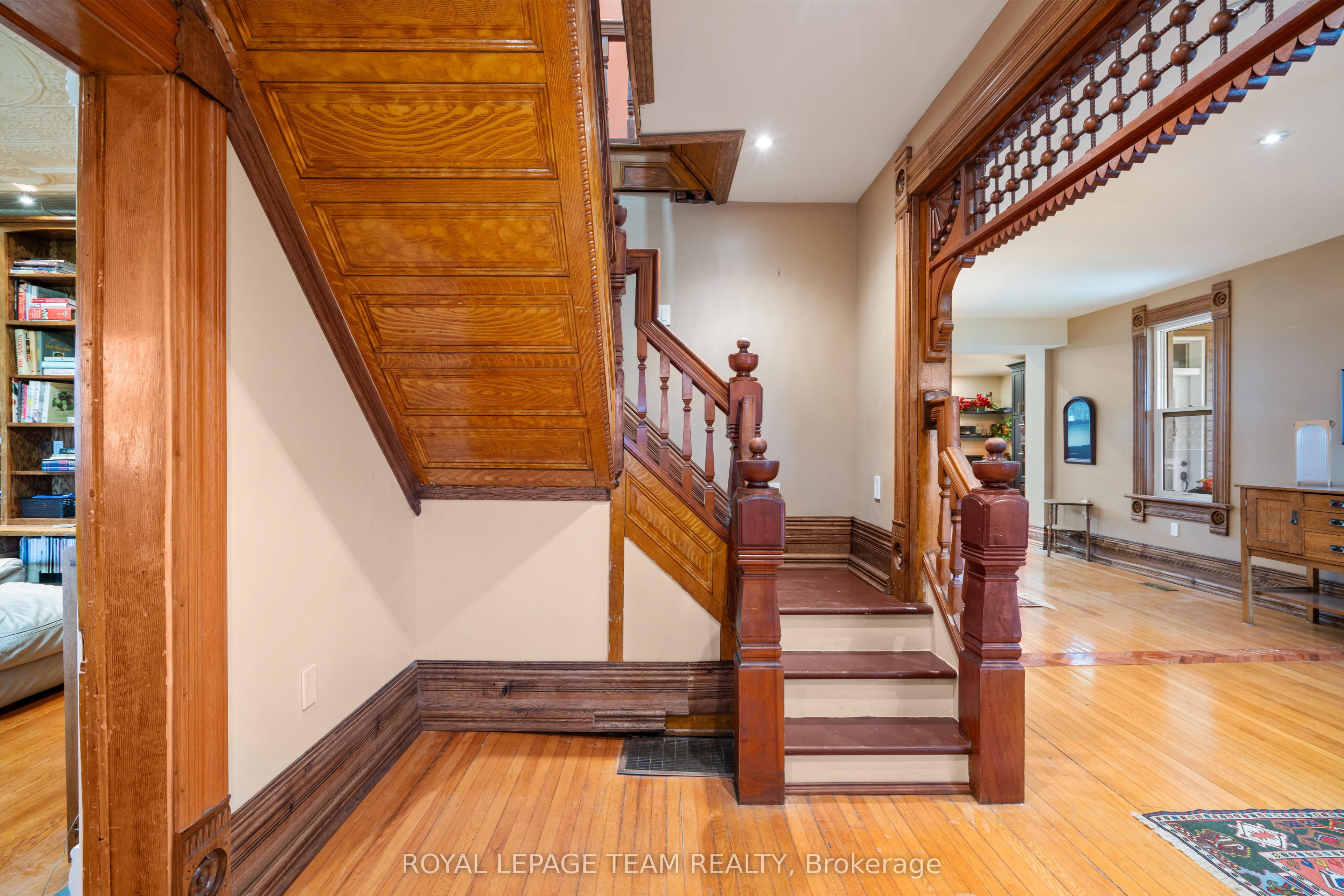 77 Queen Street W