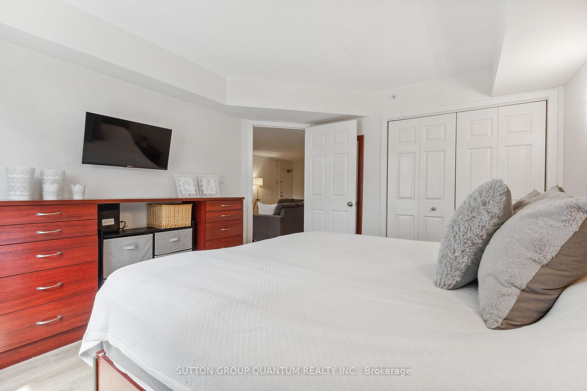 2 Bedrooms Condo at 4003 Kilmer, Burlington For sale