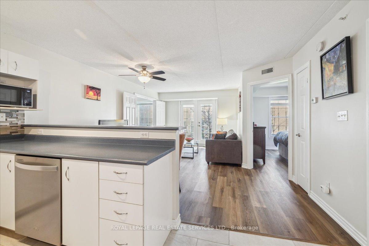 2 Bedrooms Condo at 1441 Walkers, Burlington For sale