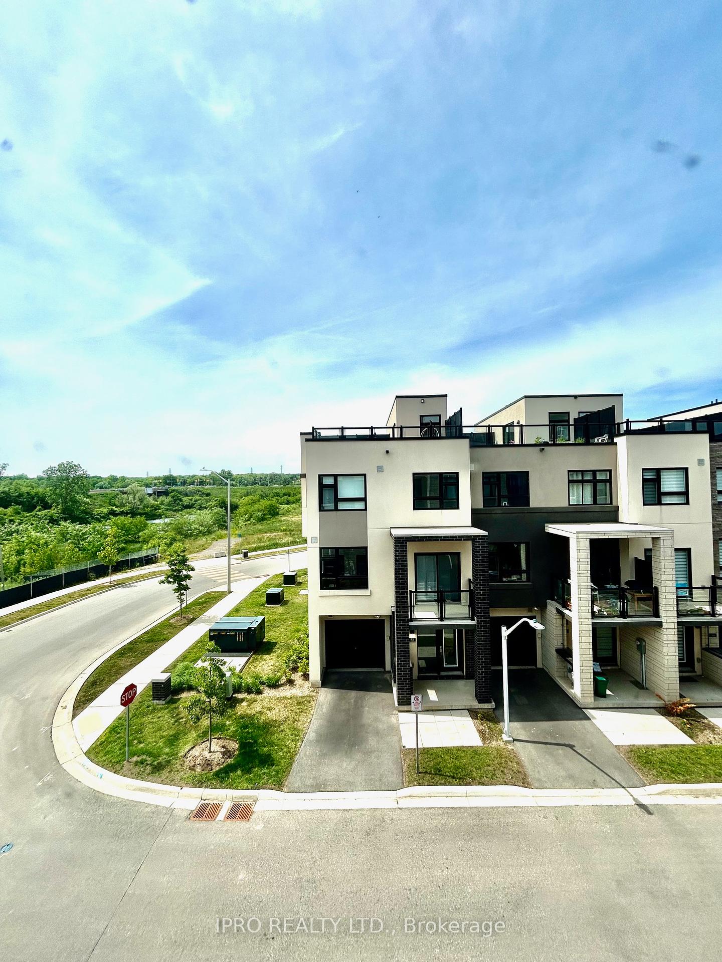 3 Bedrooms Condo at 1095 Cooke, Burlington For sale