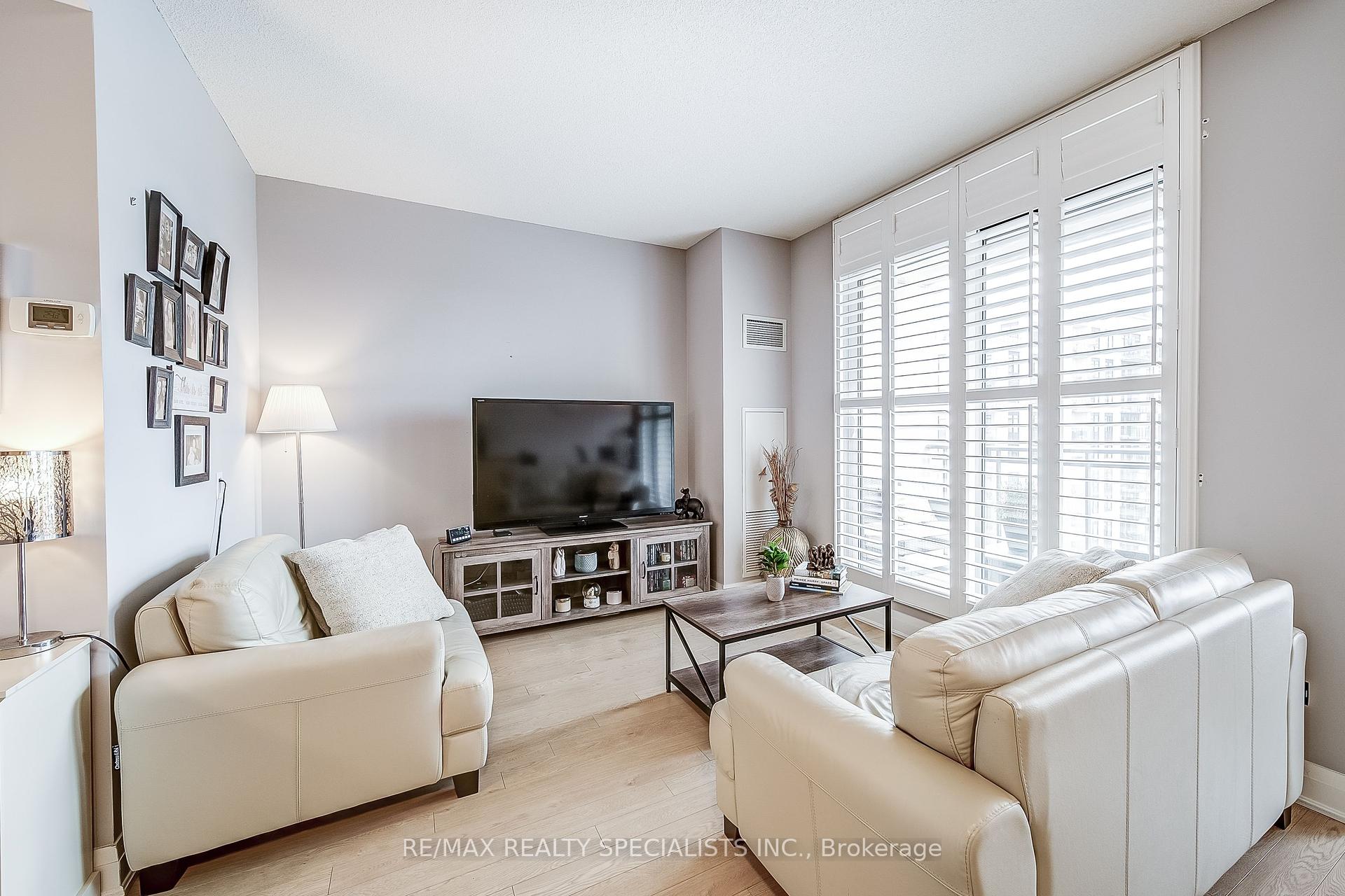 2 Bedrooms Condo at 24 Woodstream,  Vaughan For sale