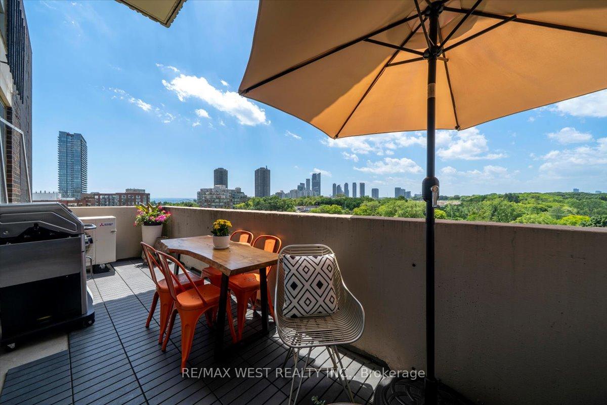 3 Bedrooms Condo at 35 Ormskirk, Toronto For sale
