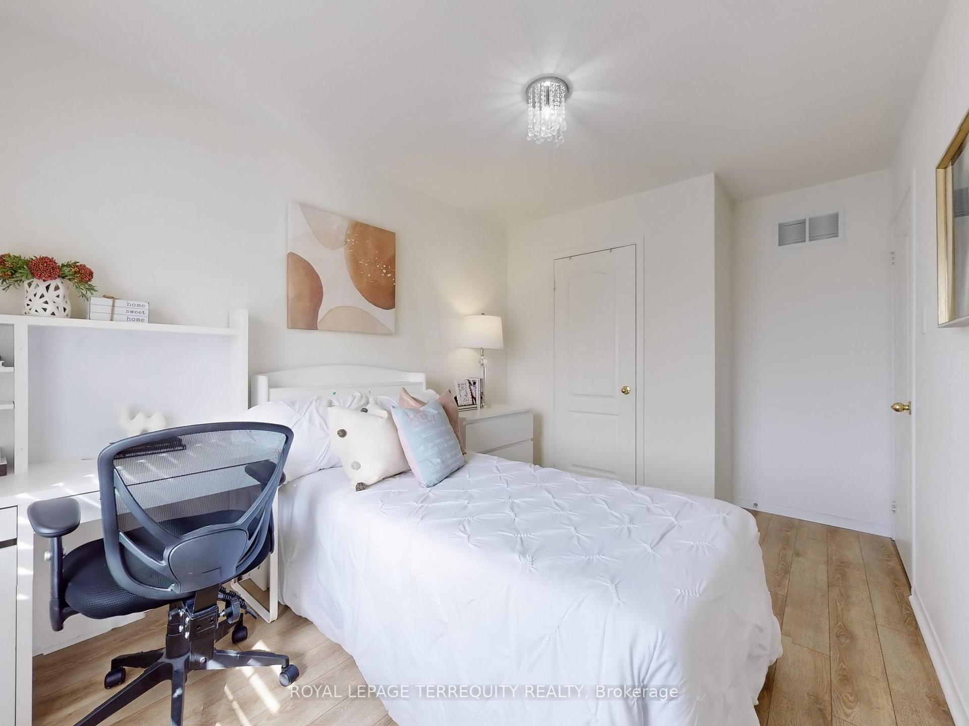 4 Bedrooms Condo at 6399 Spinnaker,  Mississauga For sale