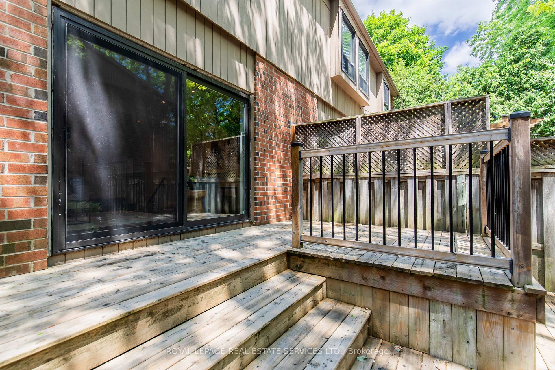 3 Bedrooms Condo at 3122 Lakeshore, Oakville For sale