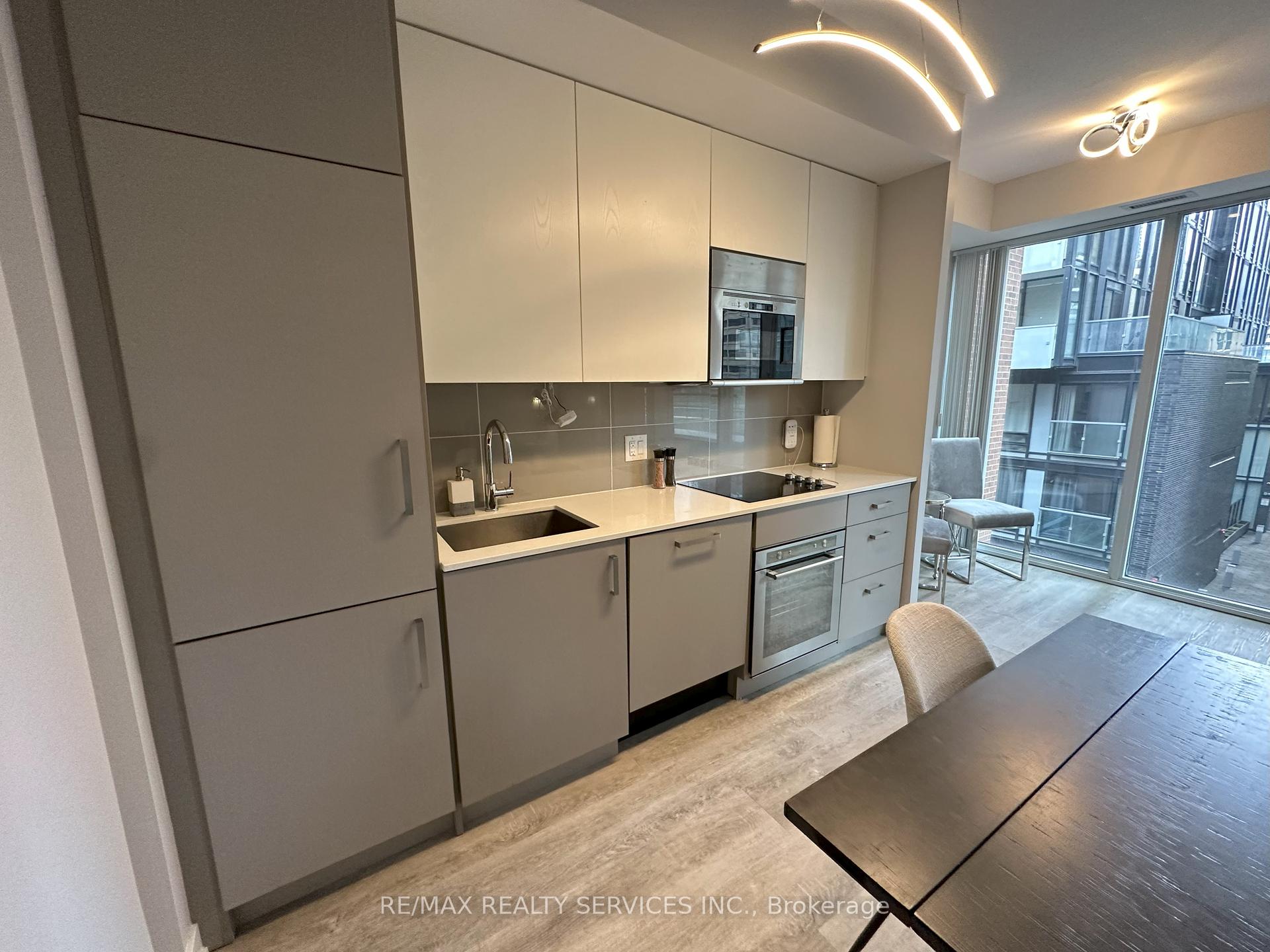 2 Bedrooms Condo at 17 Dundonald, Toronto For sale