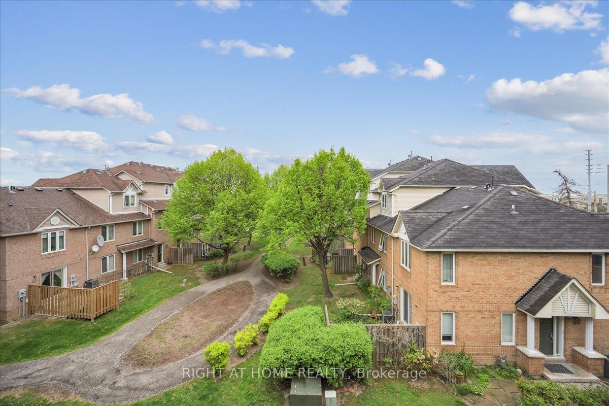 3 Bedrooms Condo at 65 Bristol, Mississauga For sale