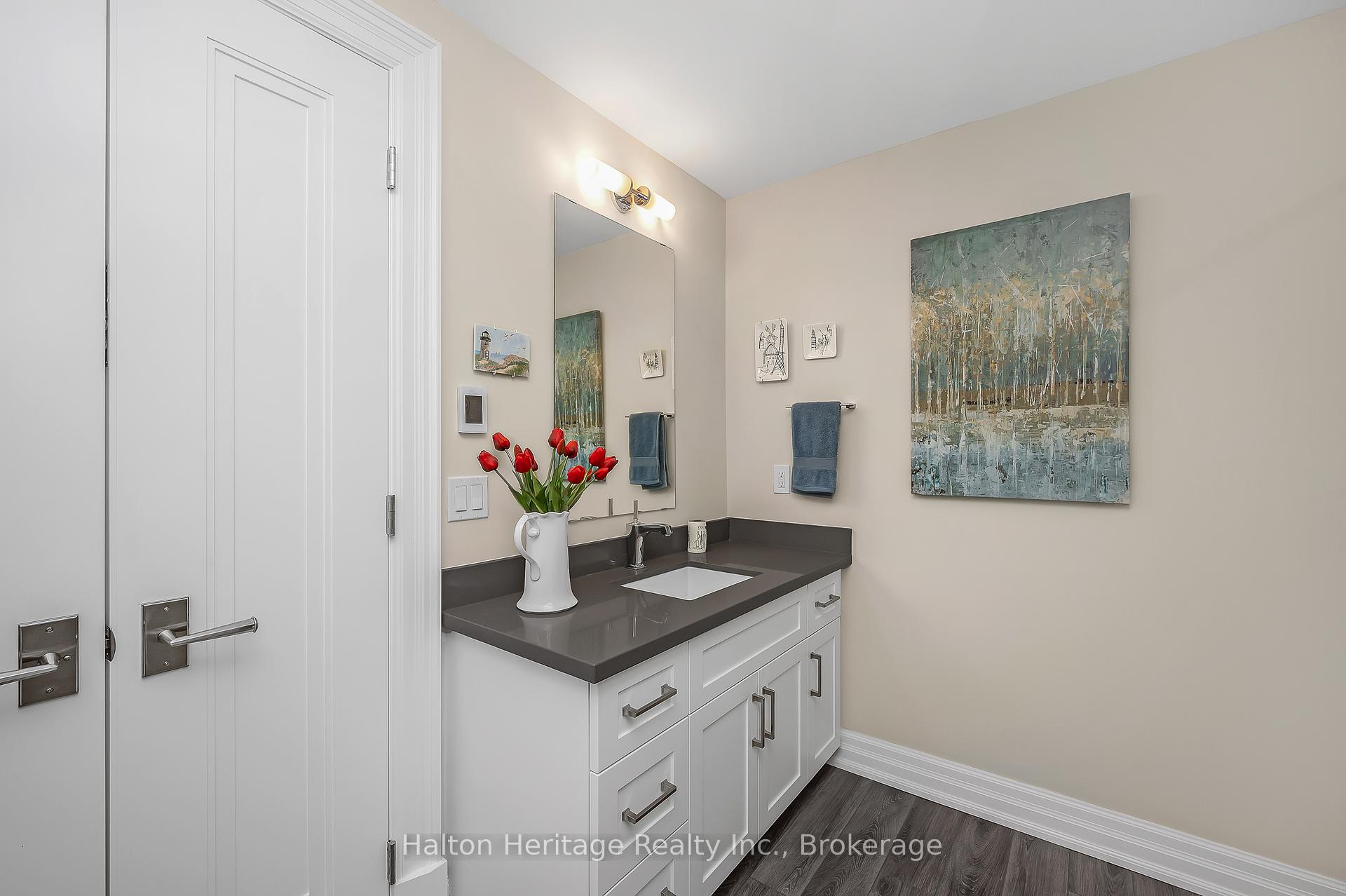 2 Bedrooms Condo at 2060 Lakeshore, Burlington For sale