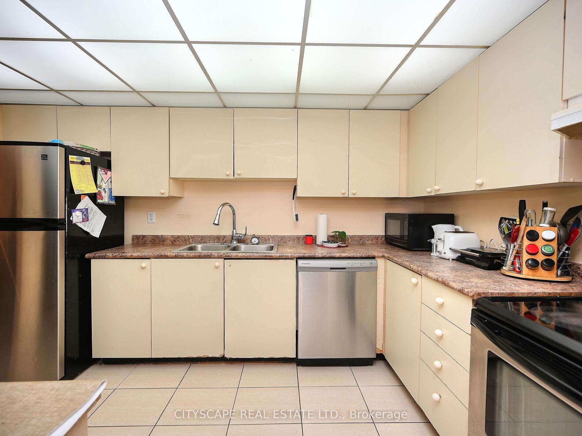 3 Bedrooms Condo at 145 Hillcrest, Mississauga For sale