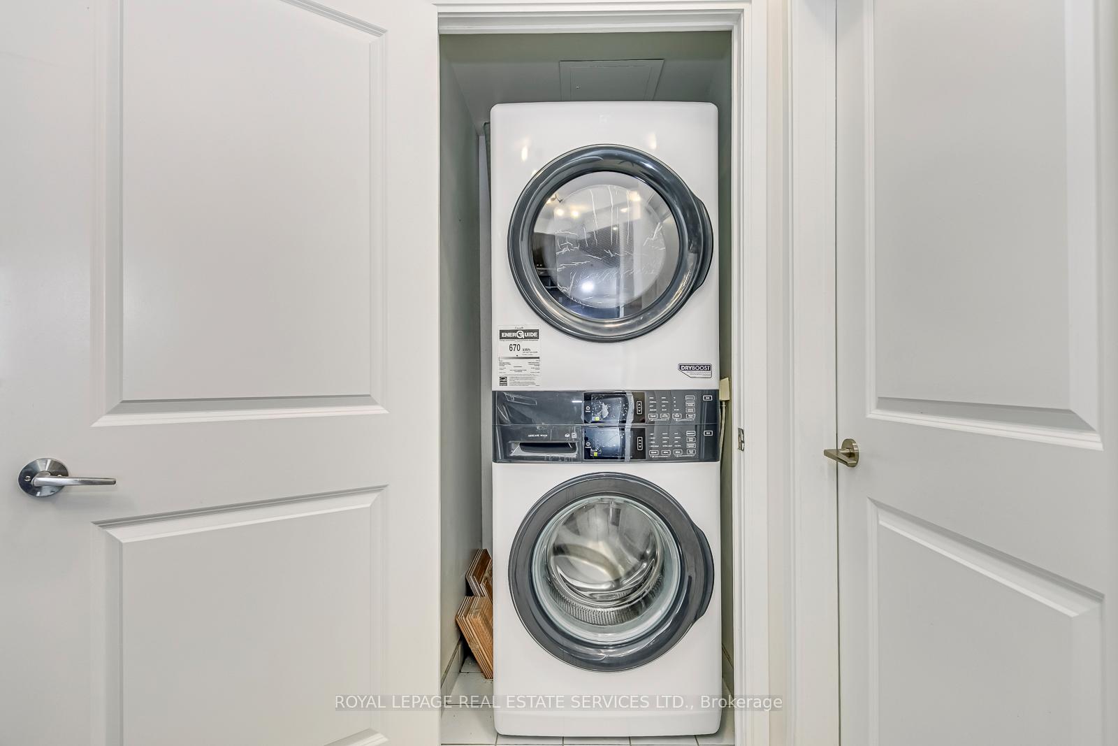 2 Bedrooms Condo at 80 Absolute, Mississauga For sale