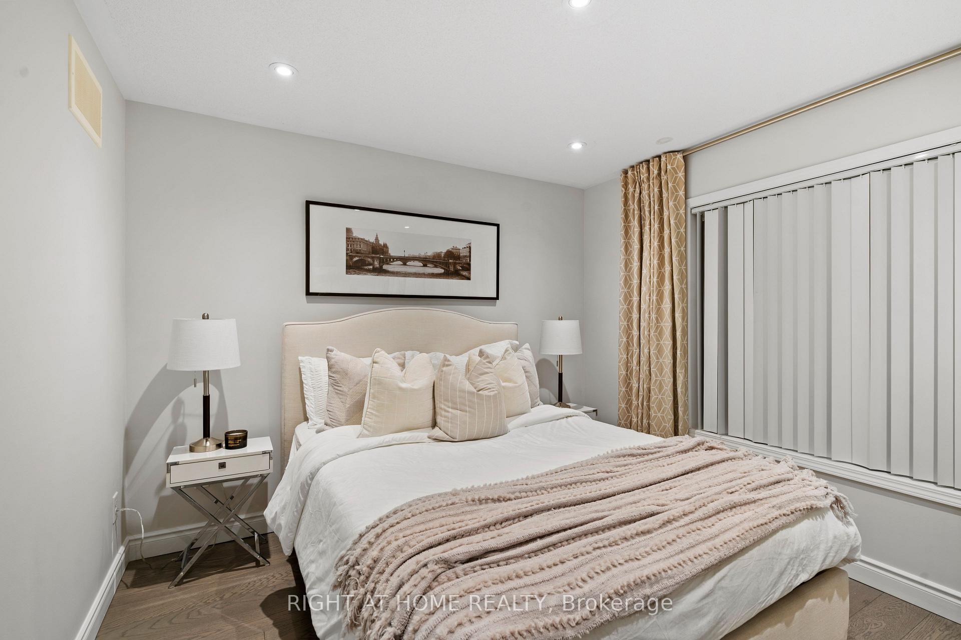 3 Bedrooms Condo at 5650 Winston Churchhill, Mississauga For sale