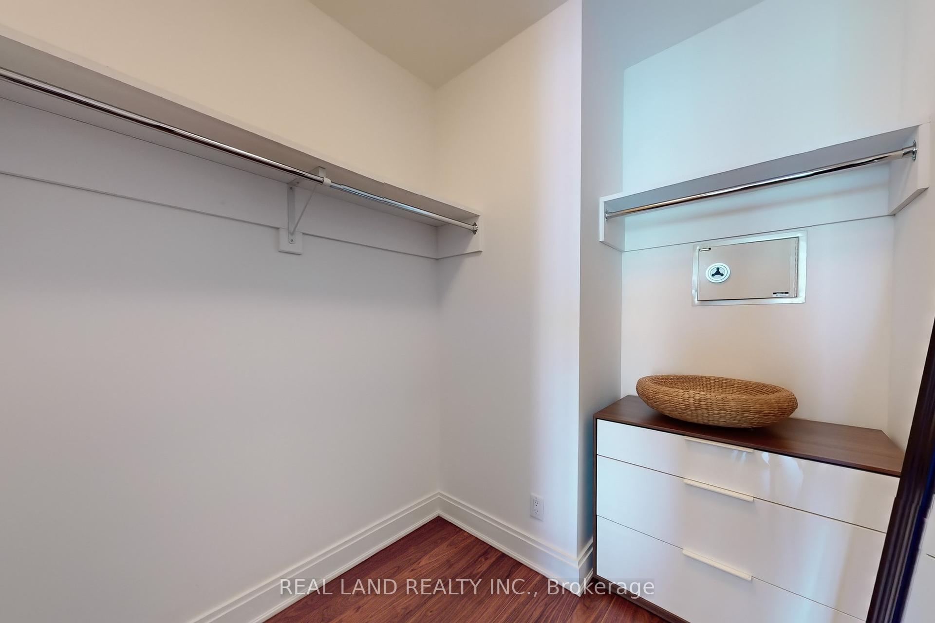 2 Bedrooms Condo at 206 Bloor, Toronto For sale