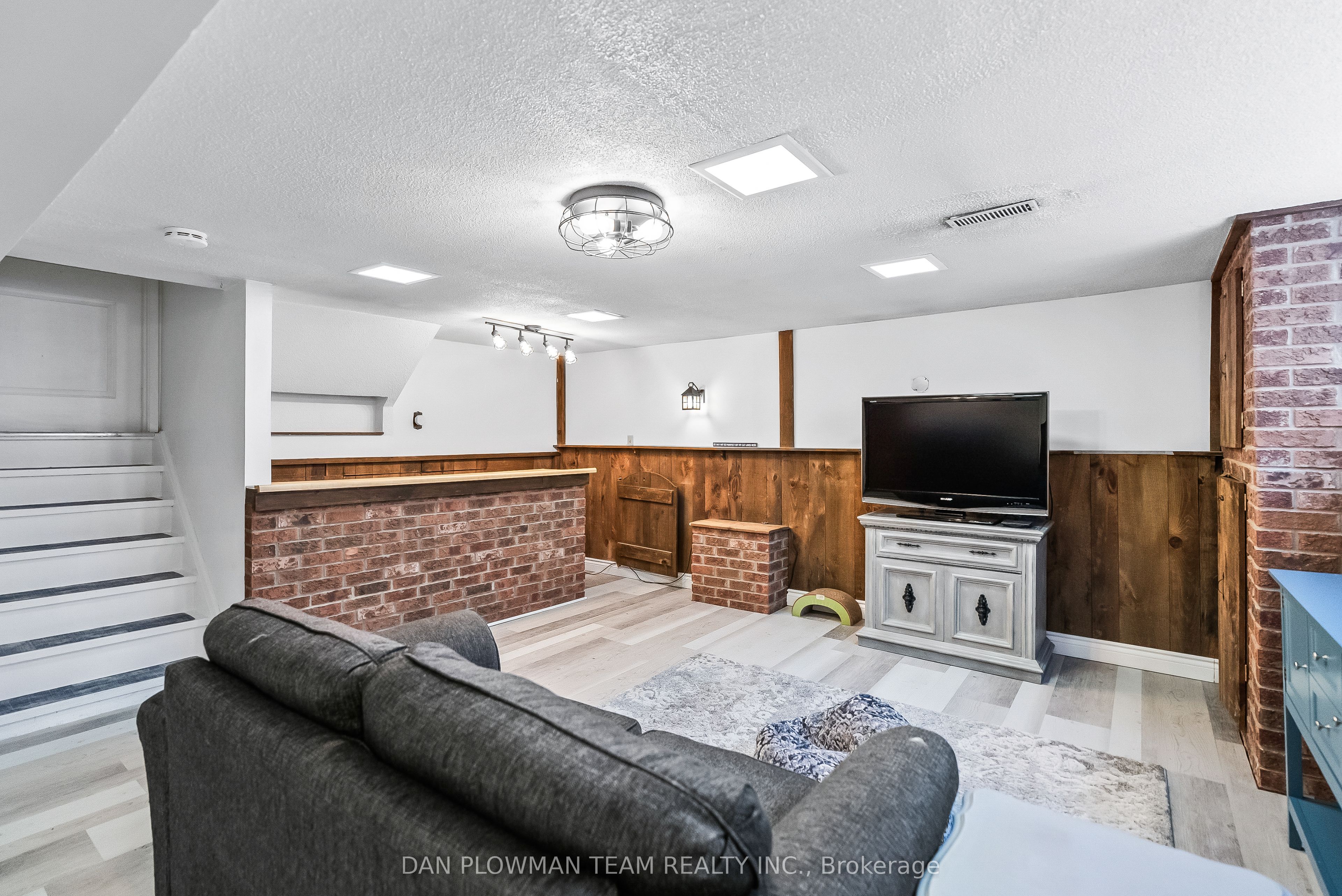880 Carnaby Crescent
