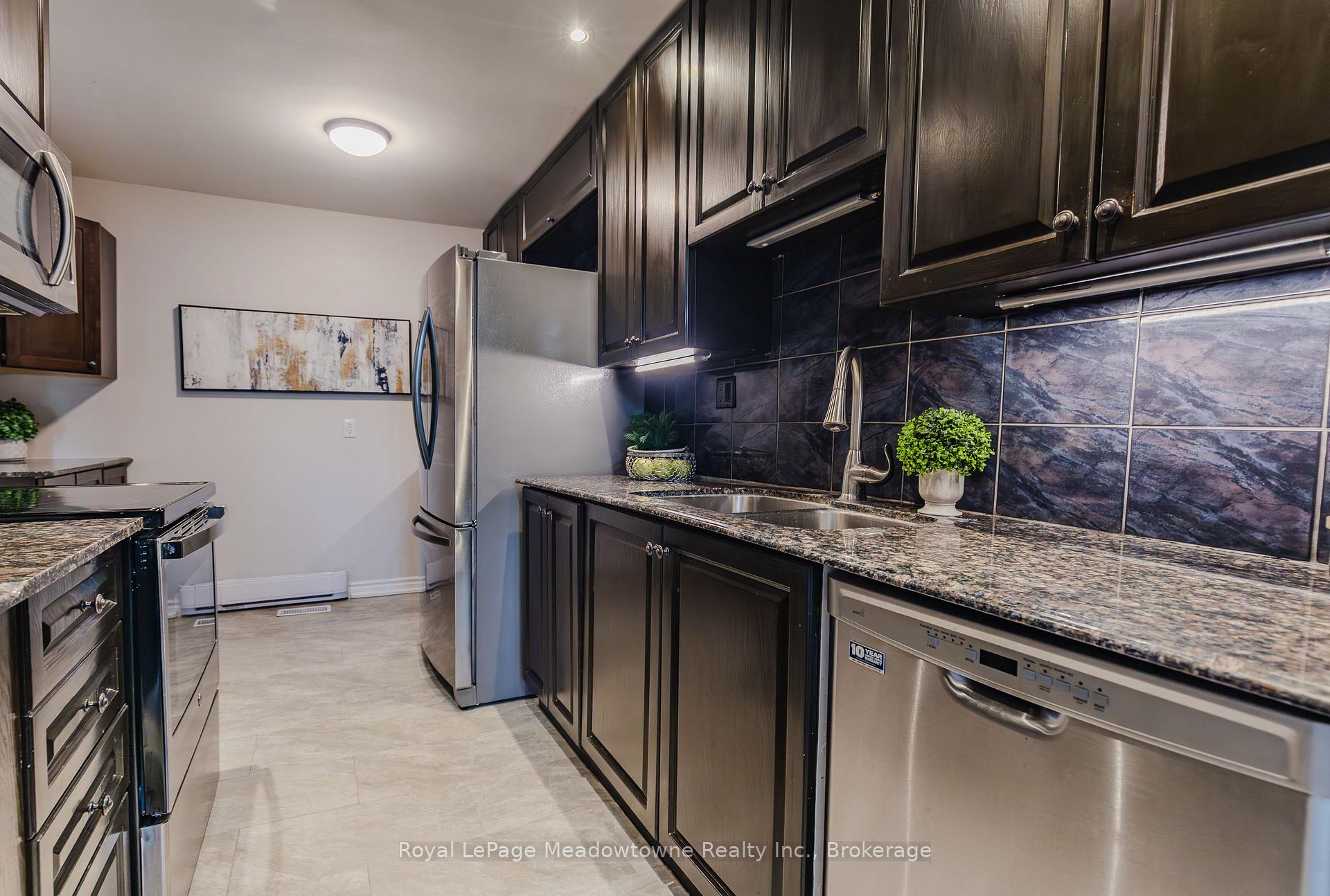 3 Bedrooms Condo at 6240 Montevideo, Mississauga For sale