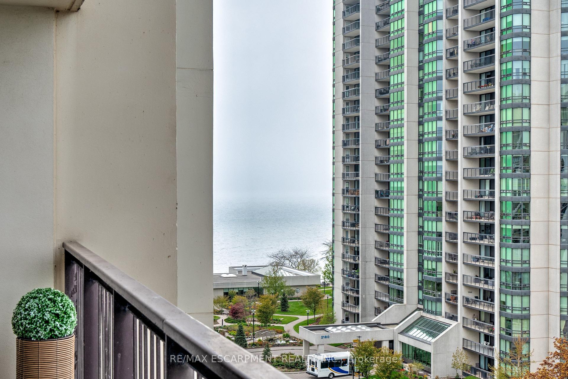3 Bedrooms Condo at 2175 Marine, Oakville For sale