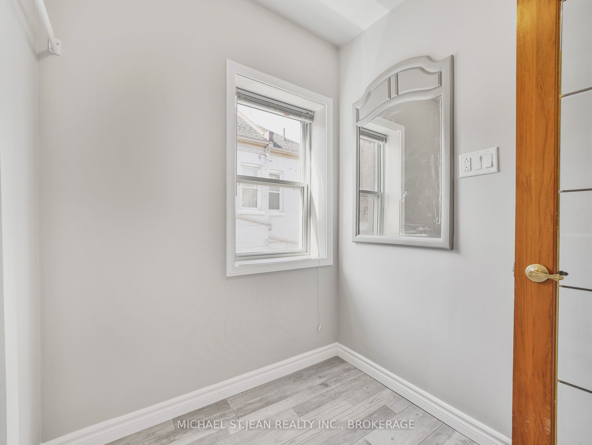 14 Victoria Avenue N