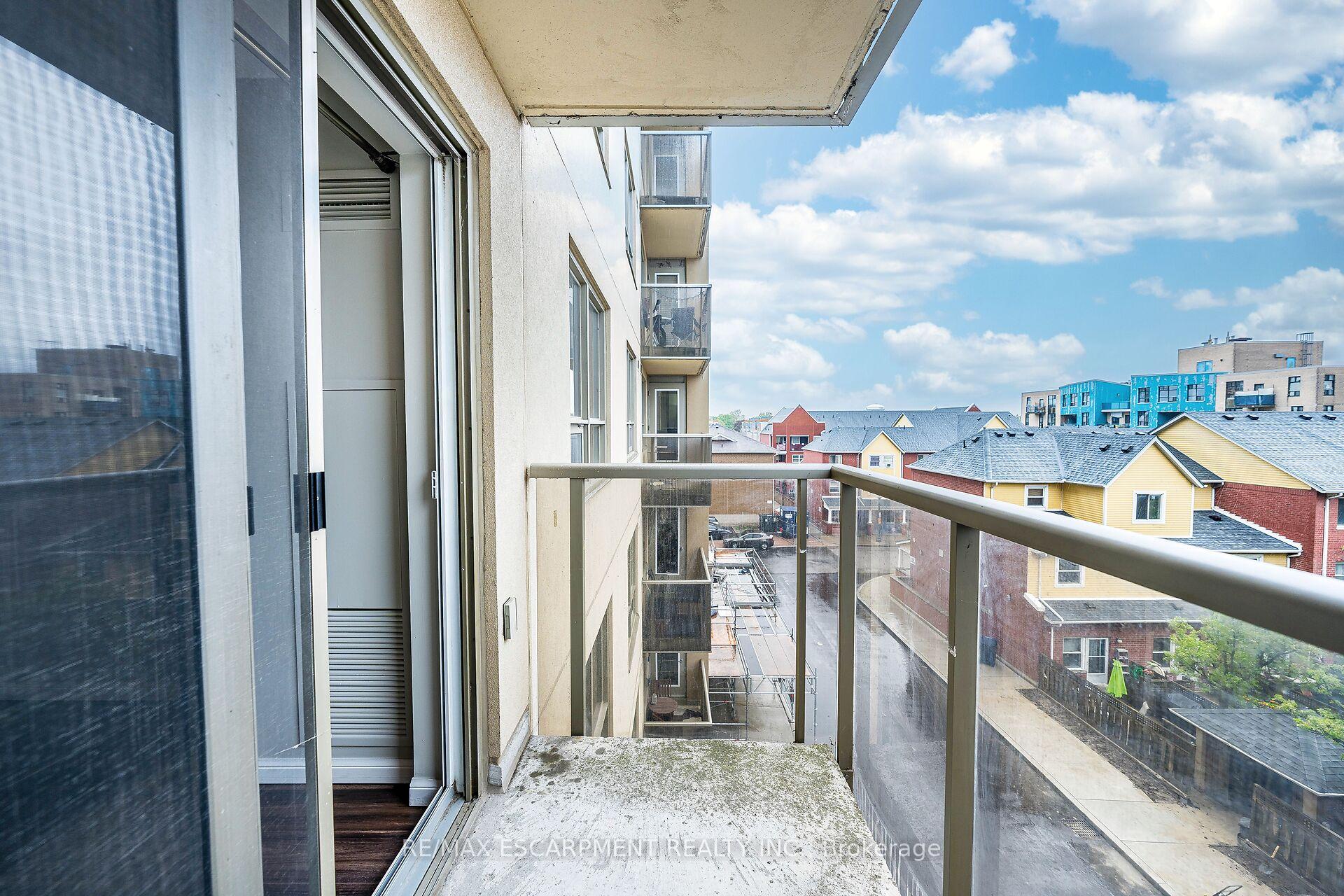 2 Bedrooms Condo at 4 Elsinore, Toronto For sale