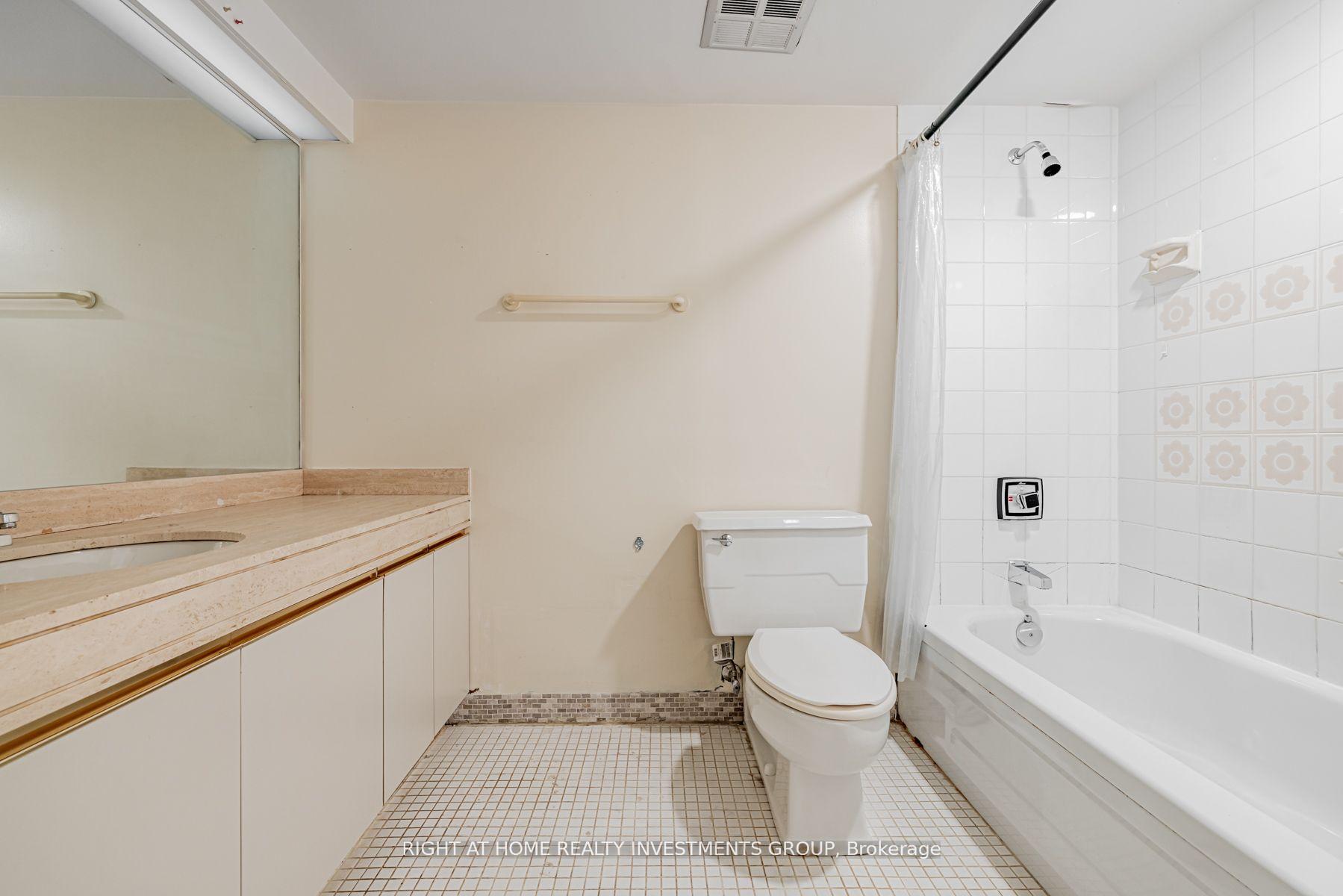 3 Bedrooms Condo at 65 Harbour,  Toronto For sale