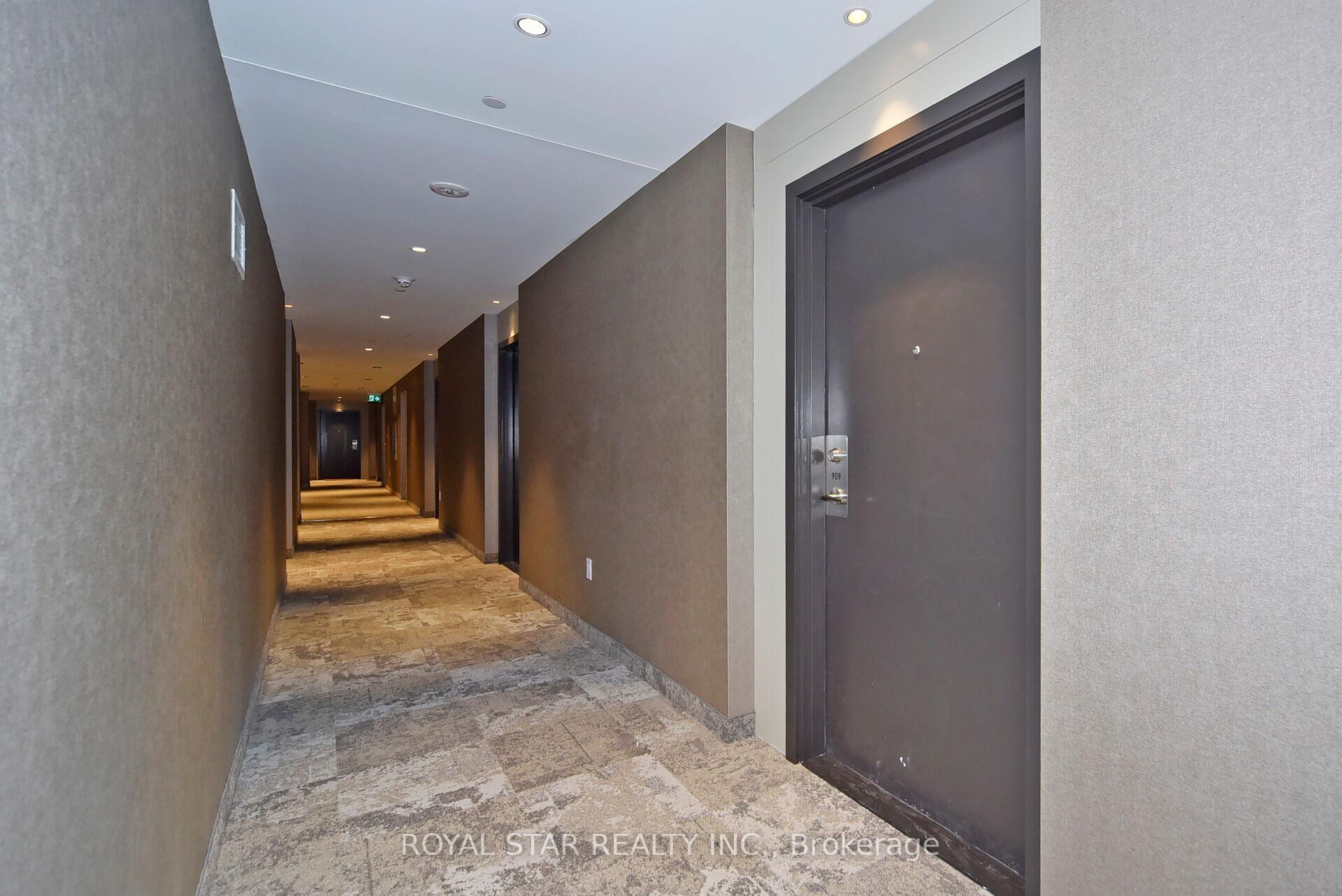 2 Bedrooms Condo at 10 Honeycrisp, Vaughan For sale