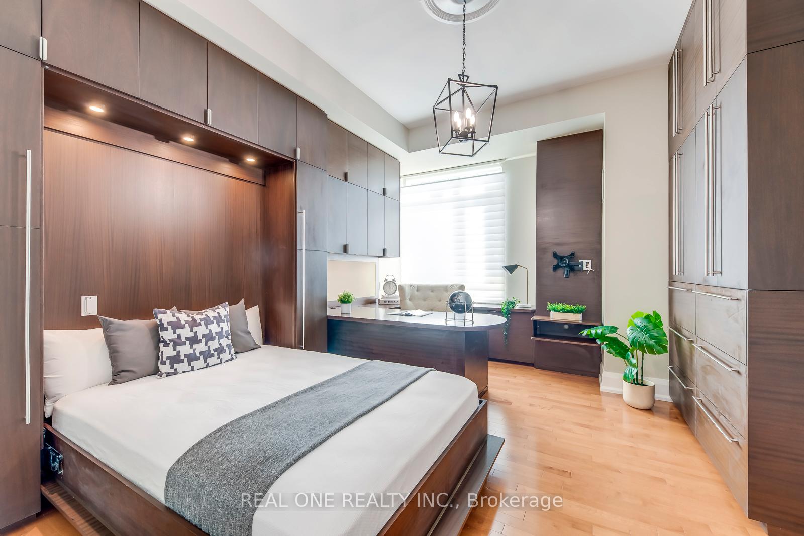 2 Bedrooms Condo at 65 Port,  Mississauga For sale