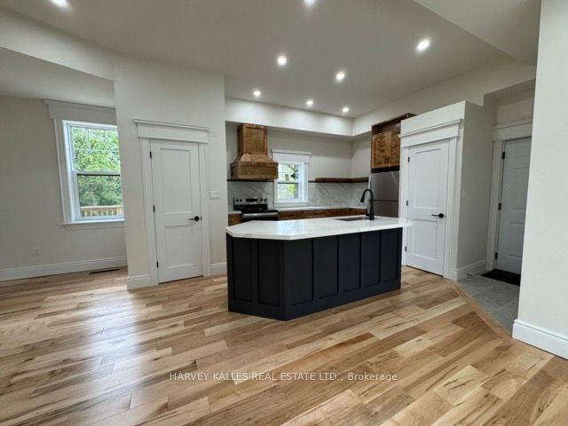 16 Hillcrest Street W