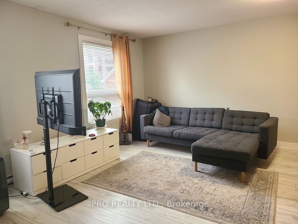 4138 Dundas