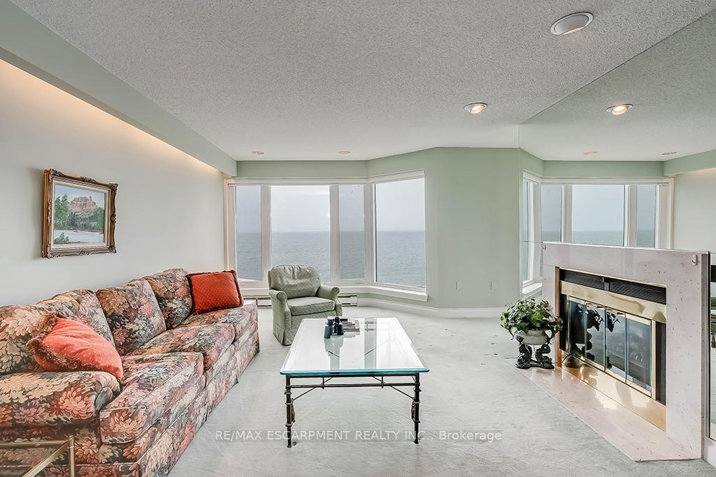 2 Bedrooms Condo at 2220 Lakeshore, Burlington For sale