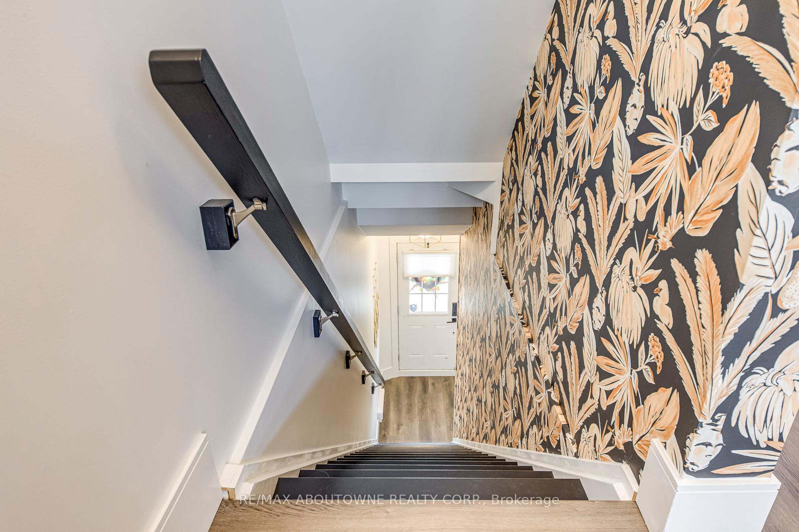 2 Bedrooms Condo at 1401 Plains, Burlington For sale