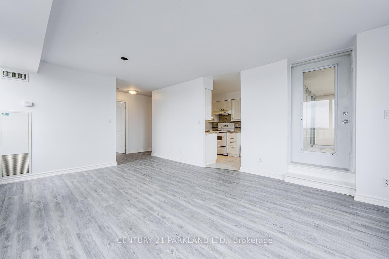 3 Bedrooms Condo at 8 Rean, Toronto For sale