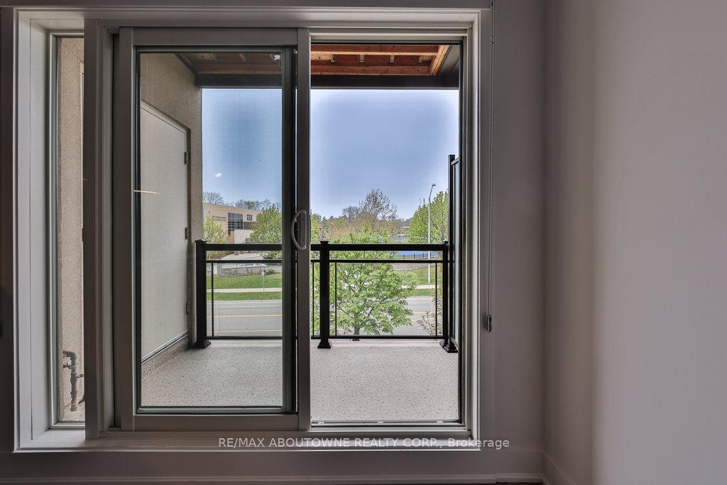 2 Bedrooms Condo at 128 Garden, Oakville For sale