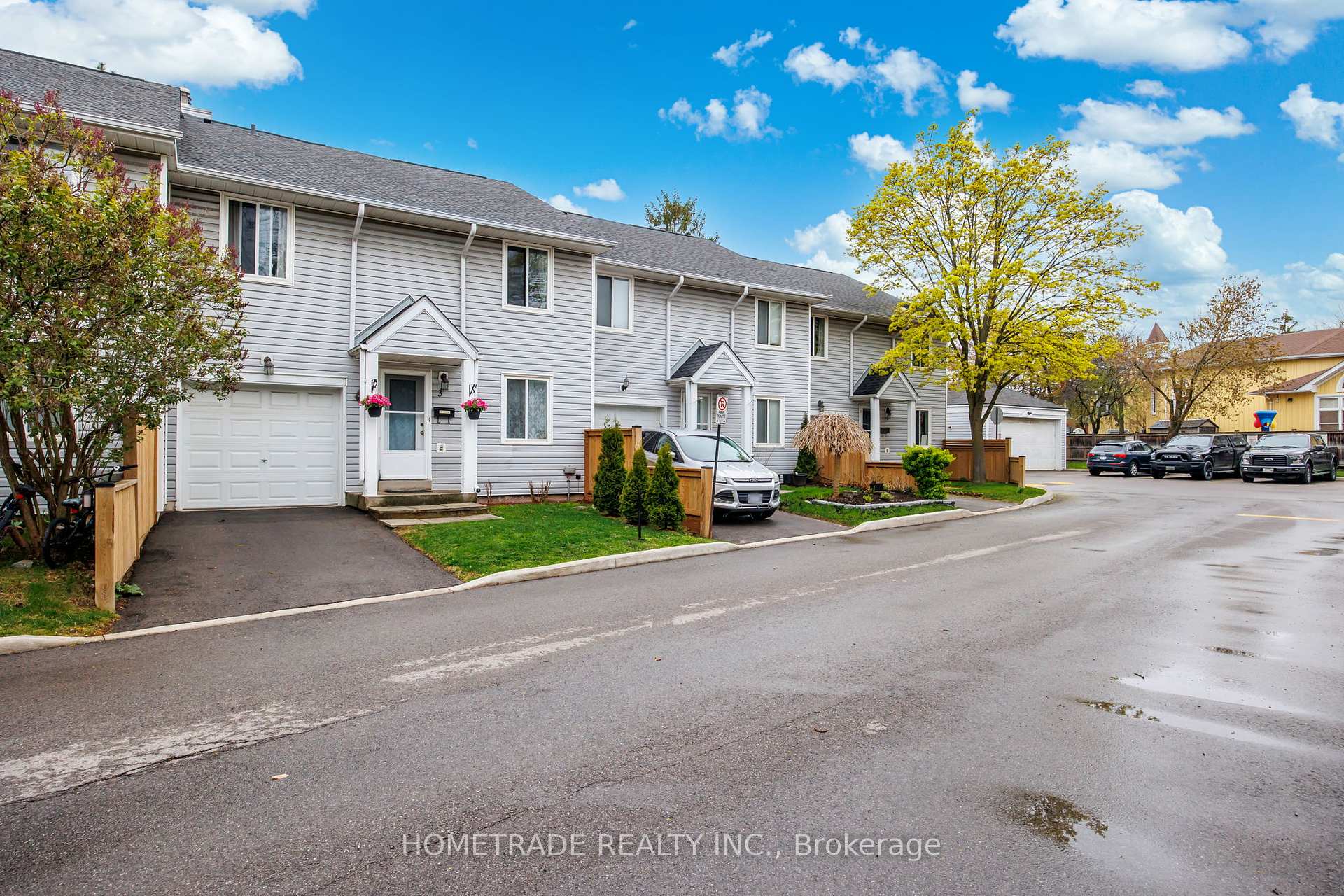 3 Bedrooms Condo at 2021 Sixth, Oakville For sale