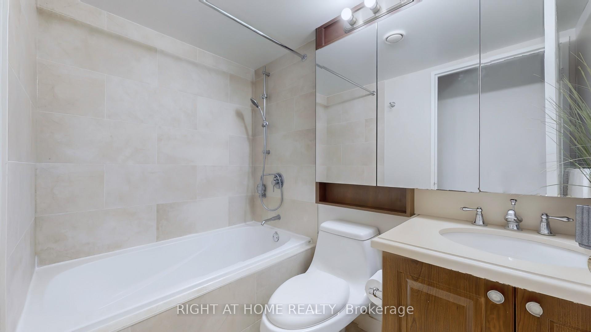 3 Bedrooms Condo at 18 Parkview, Toronto For sale