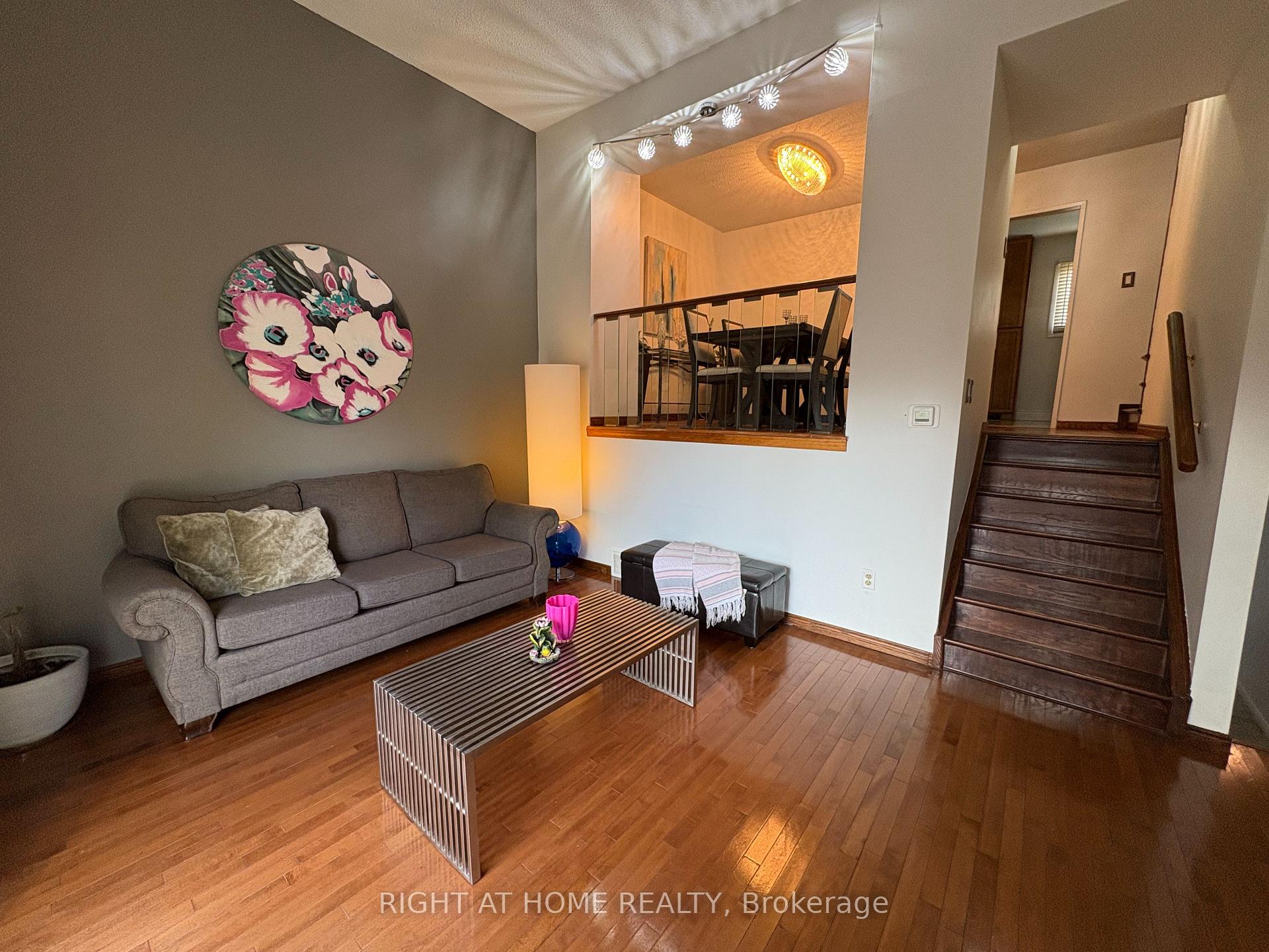 3 Bedrooms Condo at 11 Harrisford, Hamilton For sale