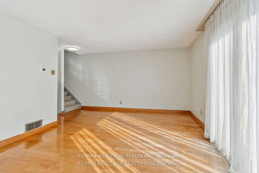 3 Bedrooms Condo at 44 Chester Le, Toronto For sale