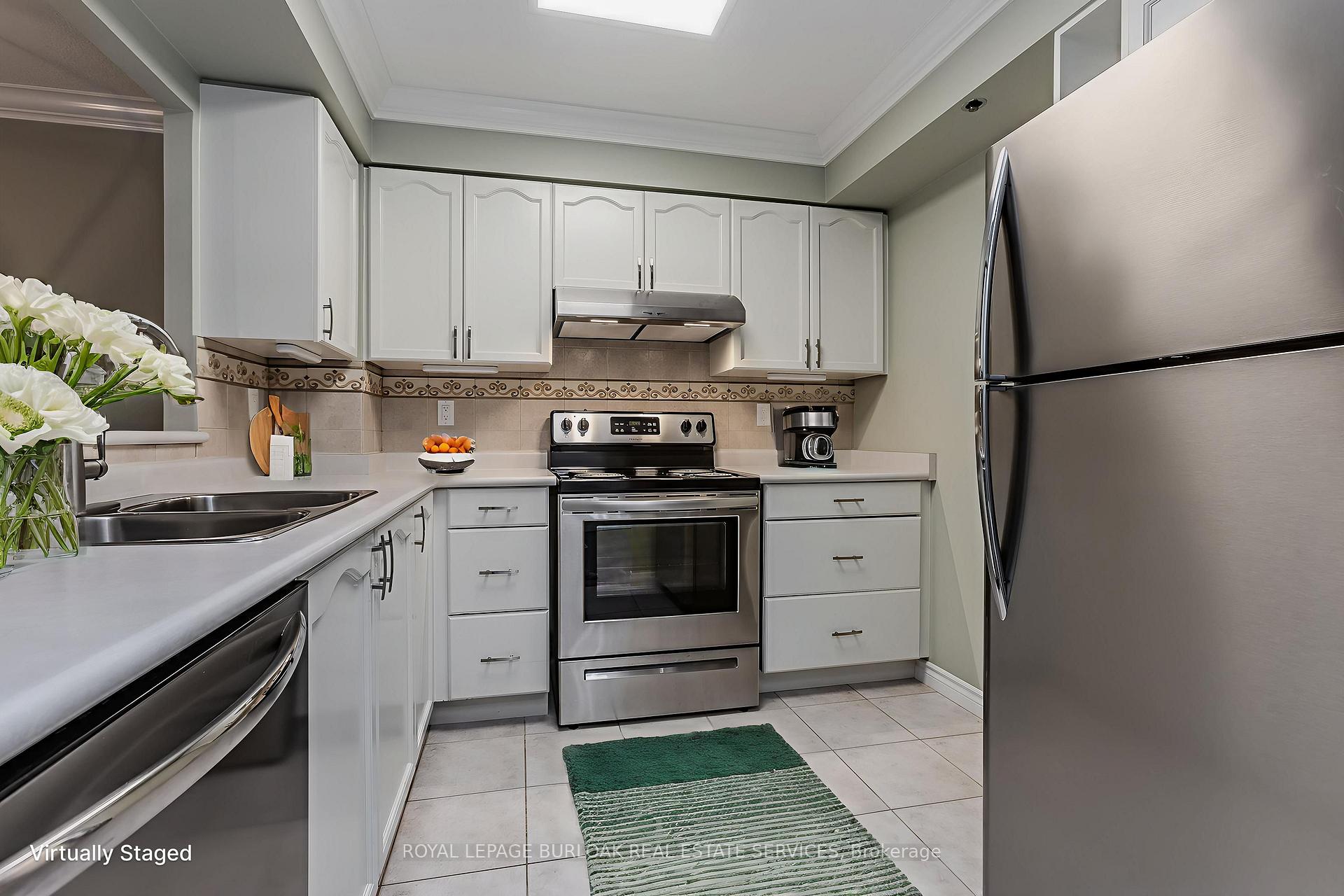 2 Bedrooms Condo at 100 Burloak, Burlington For sale