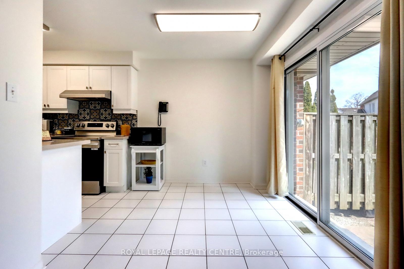 3 Bedrooms Condo at 5230 Glen Erin, Mississauga For sale