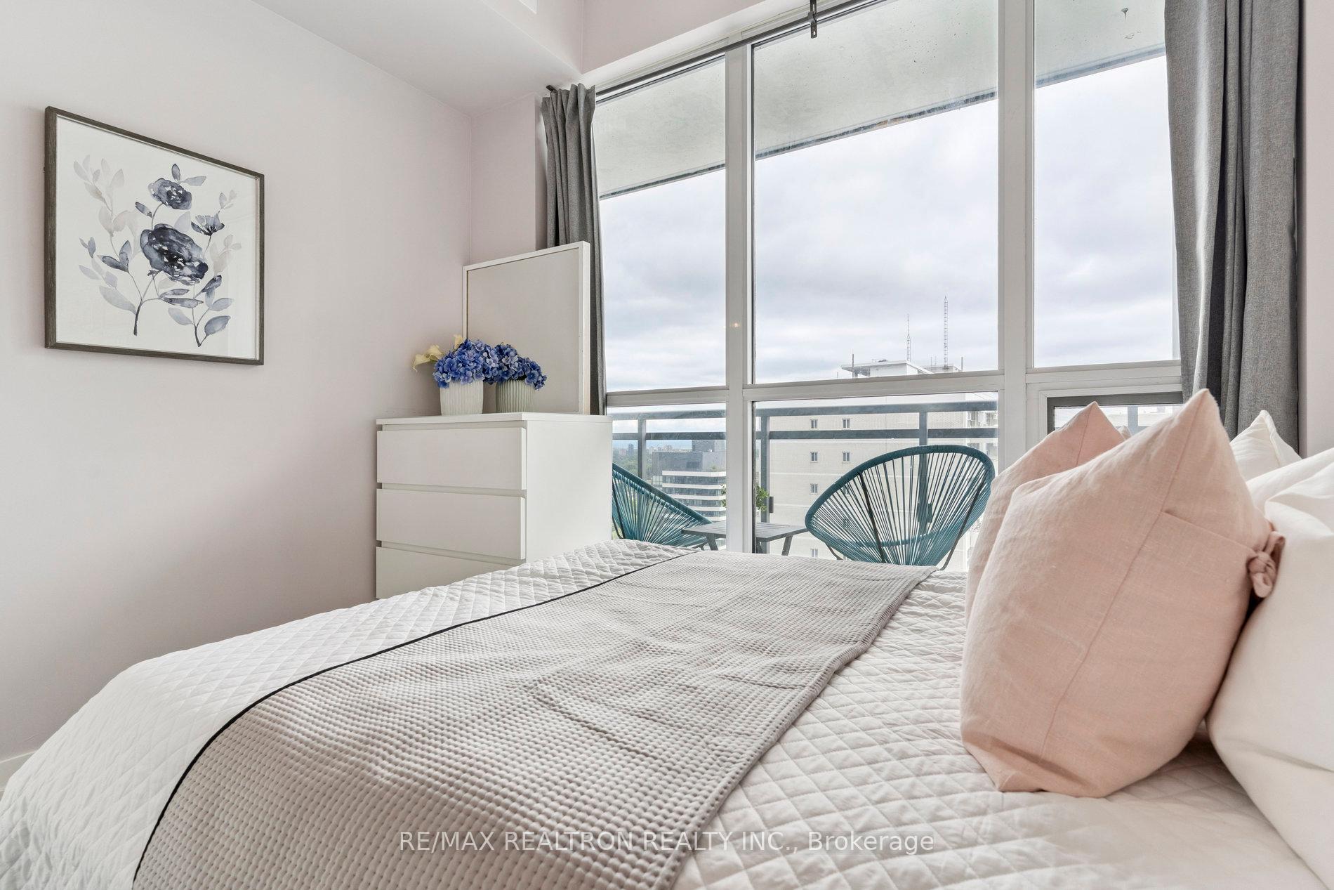 2 Bedrooms Condo at 89 Dunfield, Toronto For sale