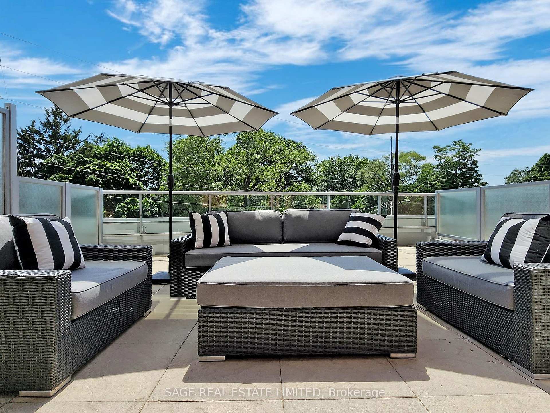 2 Bedrooms Condo at 551 Maple, Burlington For sale