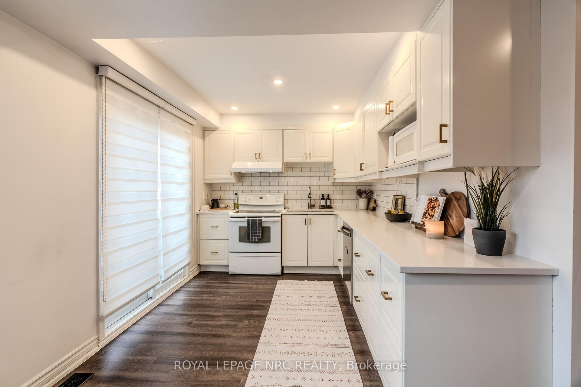 3 Bedrooms Condo at 29 Heritage, Hamilton For sale