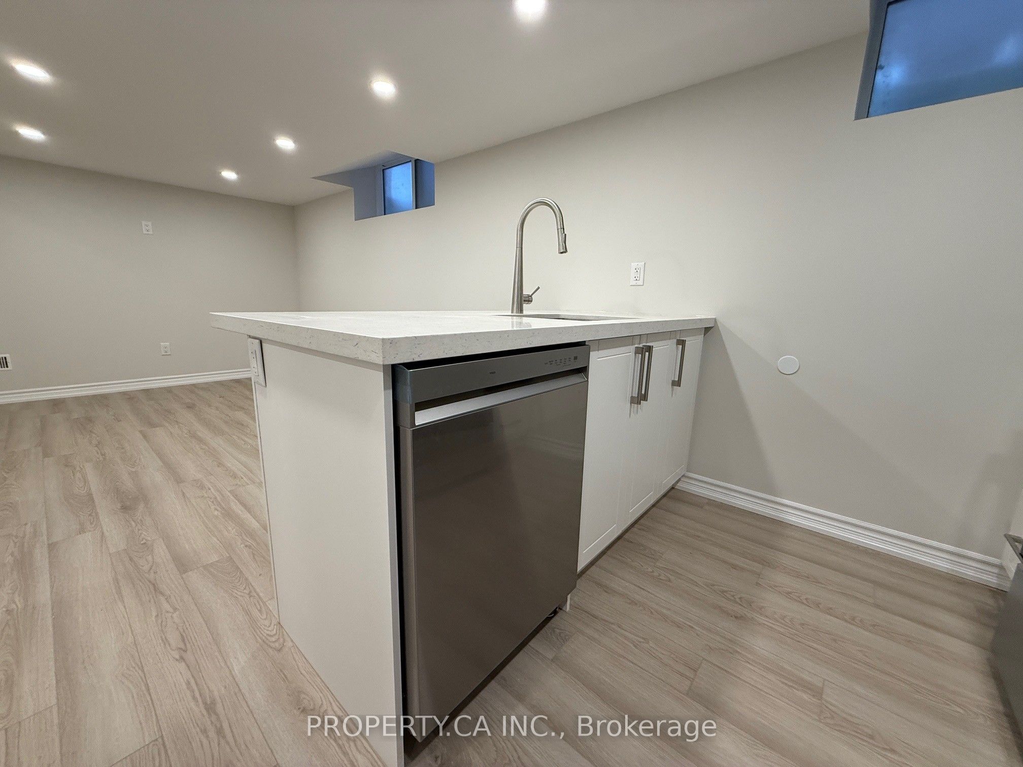 370 Lakeshore Road W, #1