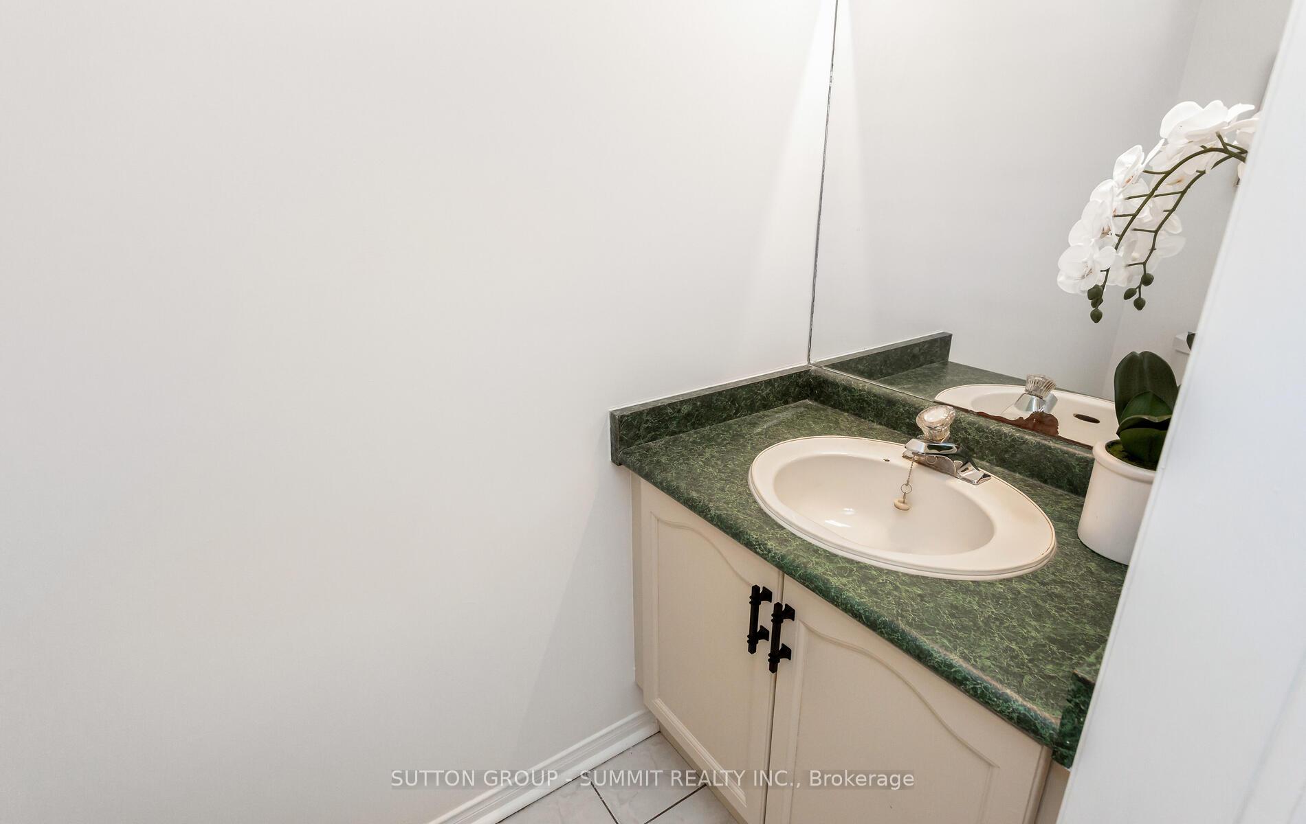 3 Bedrooms Condo at 550 Steddick, Mississauga For sale