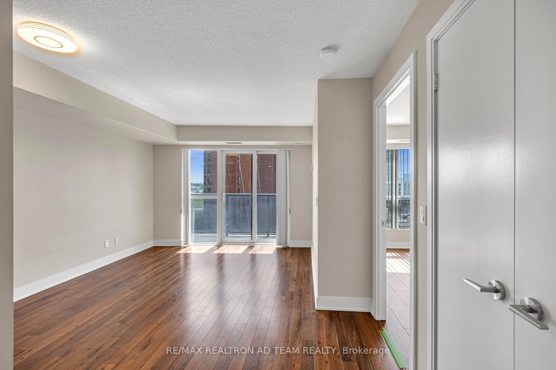 2 Bedrooms Condo at 125 Village Green, Toronto For sale