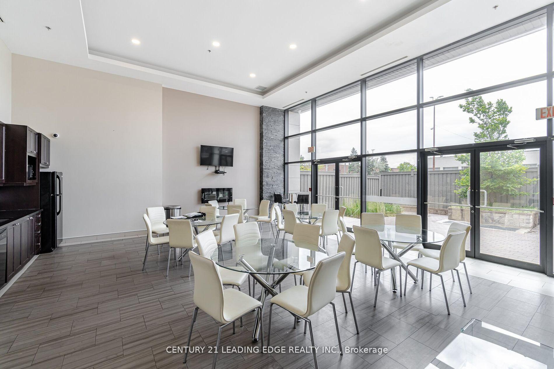 2 Bedrooms Condo at 24 Woodstream, Vaughan For sale