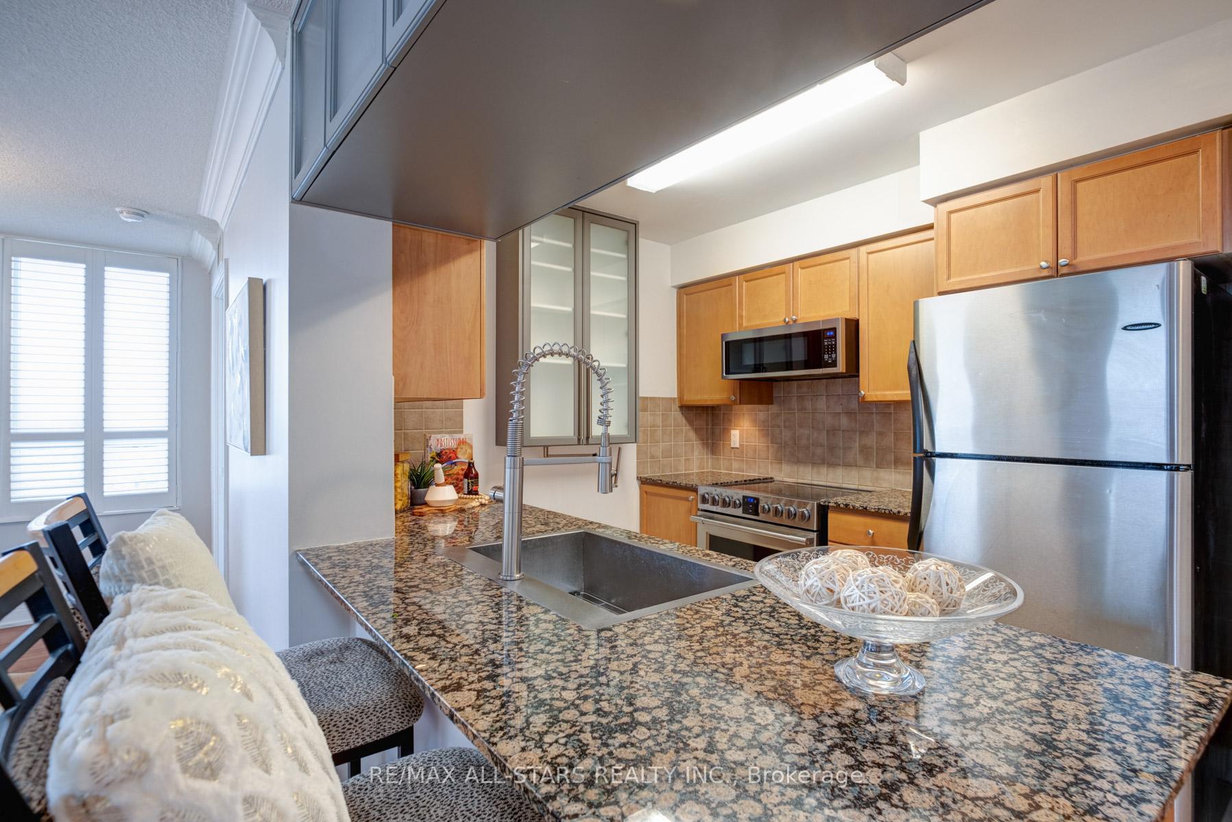 2 Bedrooms Condo at 35 Viking, Toronto For sale