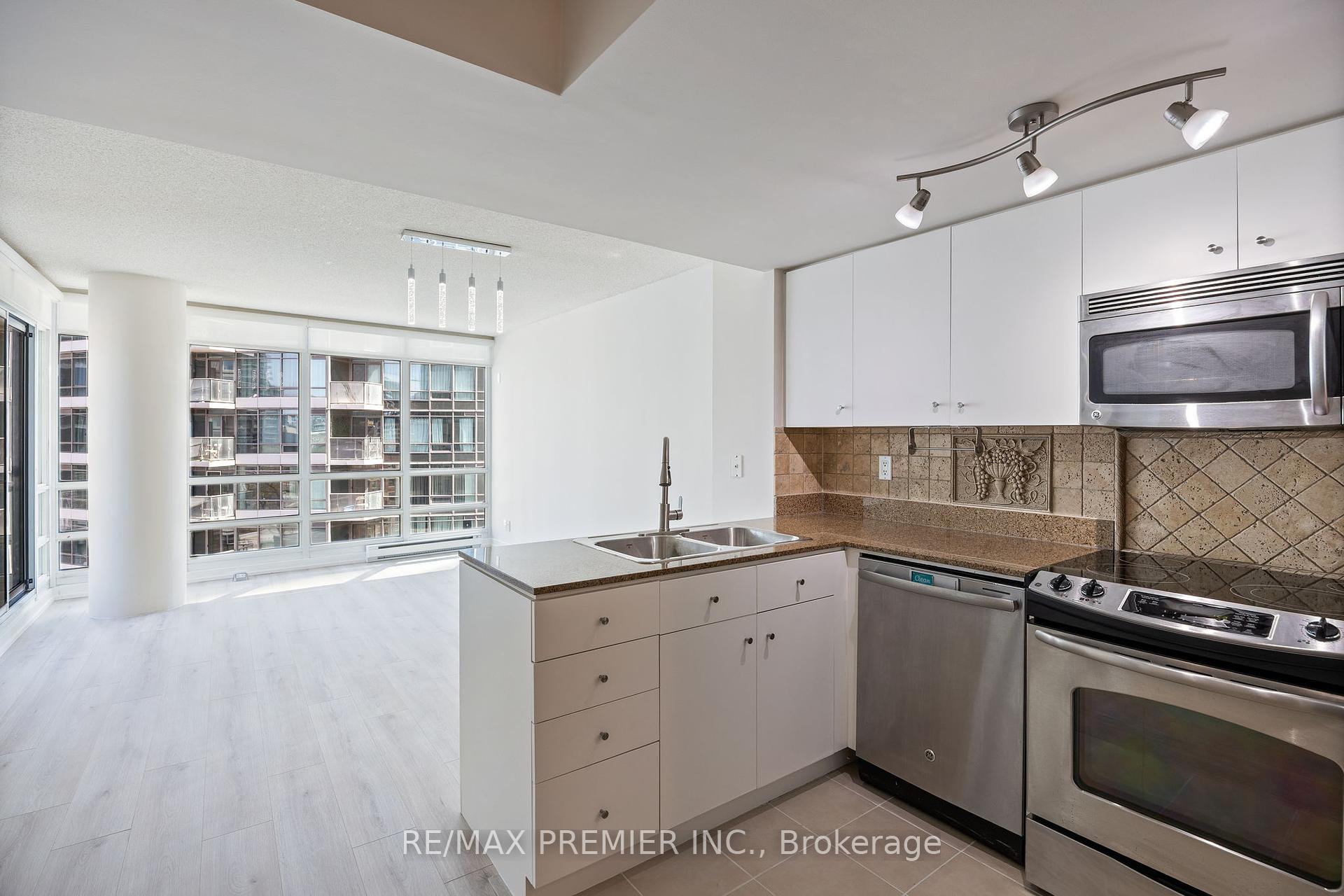 2 Bedrooms Condo at 381 Front,  Toronto For sale